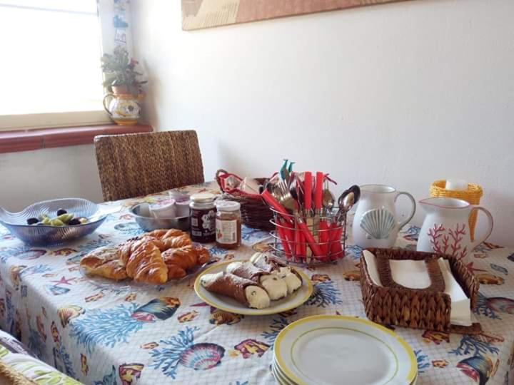 Bed and Breakfast La Terrazza Sul Golfo Ізола-делле-Фемміне Екстер'єр фото